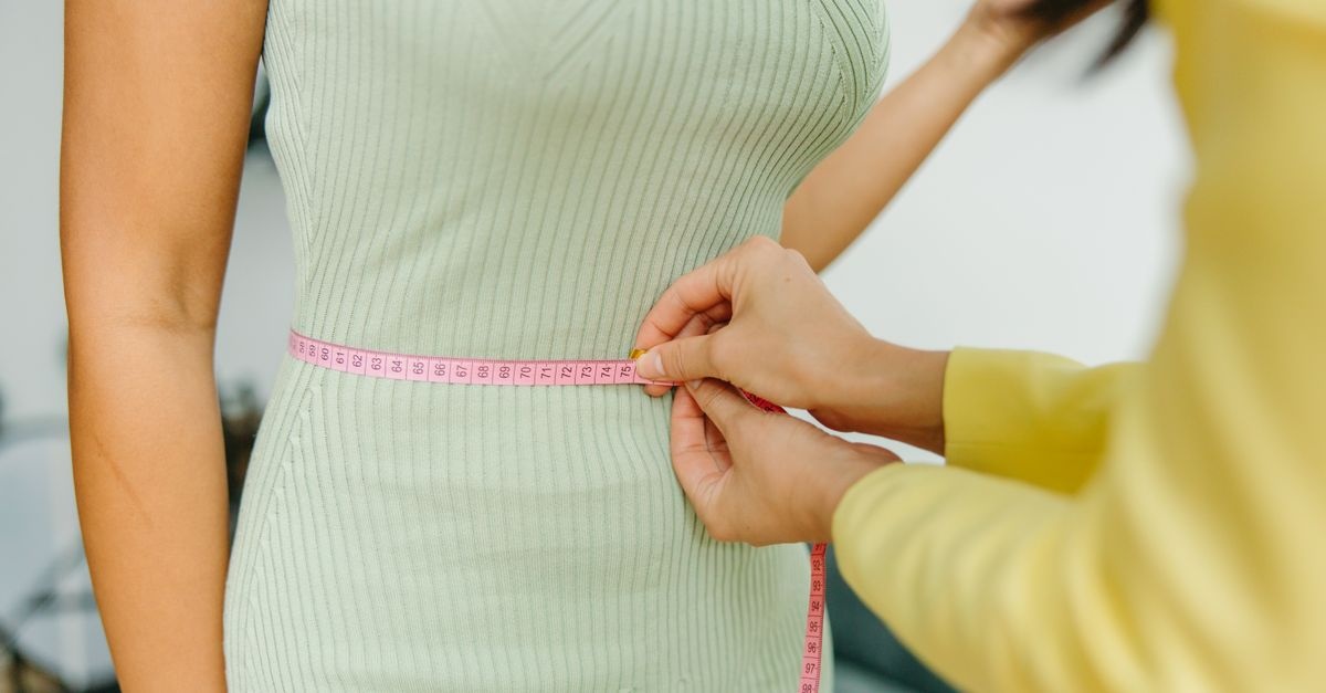 Talia w centrum uwagi: sprytne triki stylizacyjne, które modelują sylwetkę
