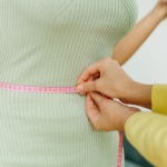 Talia w centrum uwagi: sprytne triki stylizacyjne, które modelują sylwetkę
