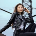 Ramoneska w roli głównej: 12 pomysłów na stylizacje od casualu po wieczór