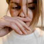 Przebodźcowanie: 10 sygnałów, że Twoje ciało i głowa mówią „dość” — i jak je rozpoznać
