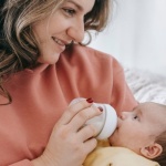 Karmienie butelką bez stresu: sprawdzone zasady, pozycje i tempo, które wspierają malucha