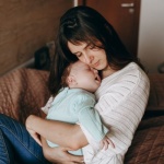 Baby blues po porodzie: 10 sprawdzonych sposobów, by poczuć się lepiej (bez presji i wyrzutów sumienia)