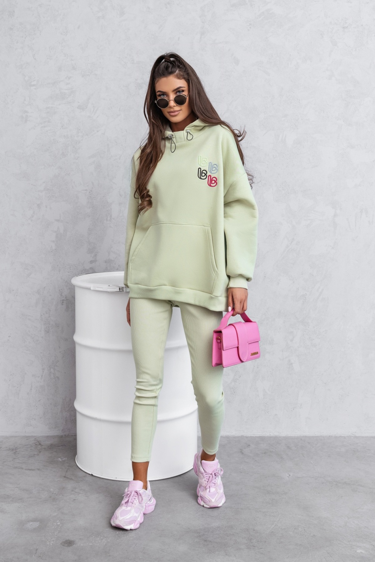 Komplety dresowe damskie oversize - jak stworzyć stylowy look na co dzień bez wysiłku?